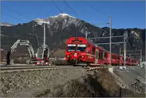 RE1040 aus Davos mit führendem Steuerwagen 1751 auf dem neuen Doppelspurabschnitt (im Bau) kurz vor Landquart. Im Hintergrund der Vilan 2376m. (06.12.2019)