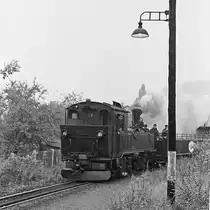 17. Oktober 1981, den zum Jubiläum „100 Jahre Sächsische Schmalspurbahnen“ mit der Lokomotive 132 der K.Sä.Sts.E.B. (99 539) verkehrenden Festzug erwartete ich im Haltepunkt Radebeul-Weintraube,
