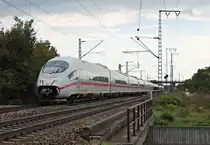Am Nachmittag des 04.09.2018 fuhr 406 584-3 (4684)  Forbach-Lorraine  als ICE 504 (Basel SBB - Köln Hbf) zusammen mit 406 580-1 (4680)  Würzburg  als ICE 104 (Basel SBB - Amsterdam CS) nördlich von Müllheim (Baden) in Richtung Freiburg (Breisgau).
