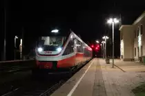 Der sechsminütige Aufenthalt des 4023 011 als R6496 in Breitenstein konnte am Abend des 9.12.2018 für ein Stimmungsvolles Foto genutzt werden.
Grund für den Aufenthalt ist die Vorbeifahrt des Schnellzuges von Villach.