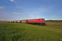 Von den Lagerhäsuern Ernstbrunn, Wetzleinsdorf und Rückersdorf-Harmannsdorf gab es mehrere Betreidetransporte nach Italien. Am 19.08.2019 hat die 2050.09 diesen Transport übernommen. Die Aufnahme zeigt den Zug zwischen Rückersdorf-Harmannsdorf und Stetten.