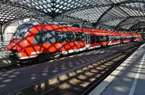 442 261-4 macht sich am Morgen des 02.06.2019 als RE9 (RE10953)  Rhein-Sieg-Express  von Köln Hauptbahnhof nach Siegen Hauptbahnhof im Startbahnhof auf den Weg.