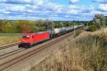 Mit einem Kerosinzug zum Münchner Flughafen kam die 185 349 von RheinCargo am späten Vormittag des 16. Oktober 2019 an meinem Fotostandpunkt bei Vierkirchen vorbei. Inzwischen war eine dramatisch wirkende Wolkenfront aufgezogen, die erst kürzlich von der DB angekaufte Bombardier-Lok der Traxx-Familie konnte mit ihren Kesselwagen im Schlepp aber noch angemessen in Szene gesetzt werden. 
