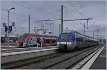 In Annemasse steht auf Gleis B der Z 27534/33 als Leermaterialzug und daneben auf Gleis C der SNCF Alstom Coradia Polyvalent Léman Express Z 31507 M. Trotz Streik bot Annemasse pro Stunde drei ein- und ausfahrende Züge (Léman Express von und nach Genève) sowie über den Tag verteilt vereinzelte weitere Züge und dürfte damit Frankreichweit an diesem Sonntag zu den meist frequentierten Bahnhöfen gehört haben.  

Im Normalbetrieb werden die z.T nur zweistündlich verkehrenden Léman Expresszüge nach Evian und St-Gervais teilweise durch im gleichen Takt laufende SNCF TER ergänzt, in der Regel Z27500, die jedoch durch bereits zehn bestellte  Alstom Coradia Polyvalent  Régiolis  ersetzt werden sollen.

15. Dezember 2019