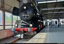 Anlässlich der zweiten Parallelfahrt zwischen Flöha und Freiberg(Sachs) im Rahmen des 28. Heizhausfests des Sächsischen Eisenbahnmuseum Chemnitz-Hilbersdorf e.V. (SEM) steht einer der beiden Parallelzüge nach Freiberg(Sachs) mit 50 3648-8 des SEM und E 77 10 der Interessengemeinschaft Bw Dresden Altstadt e.V. in seinem Startbahnhof Chemnitz Hbf auf Gleis 14.
[25.8.2019 | 8:51 Uhr]