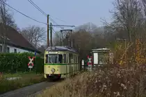 Nachschuss auf den GT6 Tw40. Soeben erreicht er die Haltestelle Papenholz. Zum Fahrplanwechsel und der Stilllegung zwischen Papenholz und Bochum Unterstraße wurden restlichen 1976 und 1977 gebauten M6S Triebwagen abgestellt. Nun verkehren hier neue Vario Triebwagen des Types 6xNfGlTwZR. Zwischen Crengeldanz und Witten Heven besteht nun Inselverkehr. Der Abschnitt Crengeldanz bis Unterstraße bleibt vorerst Betriebsstrecke.

Witten 30.11.2019