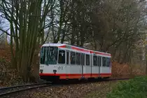 Nachschuss auf Tw 325. Soeben hat er Papenholz verlassen und rauscht nun durch den kurzen Waldabschnitt zur Haltestelle Am Honnengraben. Zum Fahrplanwechsel und der Stilllegung zwischen Papenholz und Bochum Unterstraße wurden restlichen 1976 und 1977 gebauten M6S Triebwagen abgestellt. Nun verkehren hier neue Vario Triebwagen des Types 6xNfGlTwZR. Zwischen Crengeldanz und Witten Heven besteht nun Inselverkehr. Der Abschnitt Crengeldanz bis Unterstraße bleibt vorerst Betriebsstrecke.

Witten 30.11.2019