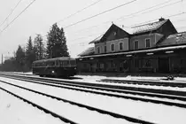 Anfang der 80er Jahre fuhr ein 5081 als Regionalzug von Eisenerz kommend nach Selzthal und wartet im Bahnhof Admont auf die Kreuzung mit einem Güterzug.

(15.12.2019)