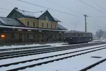 Bei heftigem Schneefall am 15.12.2019 steht der 5081.55 als E14095 im Bahnhof Admont und wartet auf die Abfahrt in Richtung Graz. 
