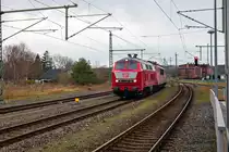 RAILSYSTEMS RP GMBH Lok 218 319 mit zwei Loks zur Abstellung in Mukran durchfährt den Bahnhof Lietzow. - 16.12.2019