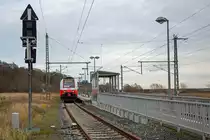 ÖBB Cityjet (Disiro ML) 4746 056 für ODEG fahrend am Bahnsteig 1 in Lietzow, rechts ist der Zugang zum Bahnsteig zusehen. - 16.12.2019 - Vom RÜ aufgenommen.
