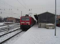 Hier steht 143 641 am 25.01.04 im etwas verschneuten K�nigs Wusterhausen, auf dem Weg nach Berlin-Sch�neweide.