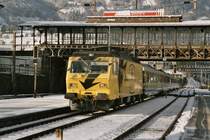 Die Werbelok Re 456 092-6, am 25.1.04 bei der Einfahrt in den Bahnhof Arth-Goldau