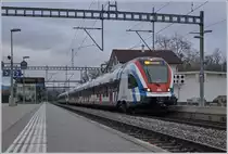 Der SBB CFF LEX RABe 522 226 und dahinter der LEX 522 219 warten in Coppet als SL1 Léman Express auf die Abfahrt nach Evian les Bains. Eigentlich sind auf der SL1 die SNCF Regiolis eingeteilt, nur auf der SL2 nach Annecy fahren die LEX RABe 522 weiter als Annemasse, und der Zug wird heue auch streikbedingt in Annemasse enden, mit Umsteigemöglichkeit nach  Evain. 

15. Dez. 2019 