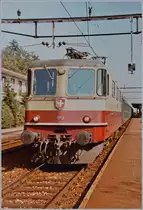 In Grenchen Süd wartet die SBB Re 4/4 II 11252 mit ihrem Schnellzug nach dem kurzen Halt auf die Weiterfahrt in Richtung Biel/Bienne. 

8. Oktober 1984