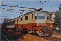 Die SBB Re 4/4 II 11253 mit den ausnahmsweise aus EW IV gebildeten Schnellzug 538 von Romanshorn nach Genève beim Halt in Grenchen Süd.
Interessant, die unstimmig passende Farbgebung an der Tür der Re 4/4 II.

4. August 1984