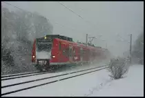 Am 8.2.2007 gab es nachmittags kurzzeitig einen heftigen Wintereinbruch. Dichtes Schneetreiben setzte ein. Bei diesem Wetter hielt ich den ET 425 der DB bei seiner Fahrt nach Rheine bei Westerkappeln Velpe im Bild fest.