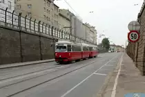Wien Wiener Stadtwerke-Verkehrsbetriebe / Wiener Linien: Gelenktriebwagen des Typs E1: E1 4524 + c3 1260 als SL 6 Gudrunstraße am 30. April 2015. - Hersteller und Baujahre der  Straßenbahnfahrzeuge: Lohnerwerke 1973 (E1 4524) und 1961 (c3 1260).