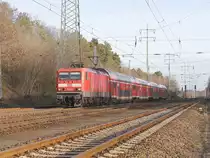 114 040 mit einem RE 5 nach Stralsund am 29. Dezember 2019 bei Diedersdorf.
Ergänzung zum Fotoort, es handelt sich hier um den unter  KBS 203 - Ortsteil Diedersdorf seit 2013 beschriebenen Fotopunkt.