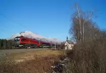 Gerne kommt es bei den Railjet-Verbindungen von West�sterreich nach Wien zu teils erheblichen Versp�tungen. Nicht so am 29.12.2019, als 1116 243 den RJX 867 (Bregenz - Flughafen Wien) auf die Minute p�nktlich an der Hagauer Antoniuskapelle Richtung Osten schob.