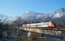 Der Dritte im Bunde der S1-Triebwagen am 29.12.2019 war der 4024 025-1. Somit stand neben zwei Tiroler und einem Kärntner auch ein Vorarlberger Triebwagen im Wochenendeinsatz zwischen Kufstein und Telfs-Pfaffenhofen, was anschaulich zeigt, wie die Talent-Triebwagen der ÖBB infolge des Upgrade-Programms momentan ungeordnet im ganzen Land verteilt sind. Kurz vor der Einfahrt in den Bahnhof Brixlegg gelang diese Gegenlichtaufnahme des 14 Jahre alten Fahrzeuges, das als Zug 5117 wieder die  Perle Tirols  ansteuerte.