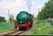 Dampfspeicherlokomotive FLC 03012 des Sächsischen Eisenbahnmuseum Chemnitz-Hilbersdorf e.V. (SEM) zeigt sich den Fotografen bei der Lokparade des 28. Heizhausfests im SEM.
[25.8.2019 | 15:12 Uhr]