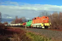 Vierfach-Traktion Rund um Plattensee: M40 209 + M40 219 (beide MÁV Nosztalgia) + 408 301 (MÁV-Start) + 408 402 (GySEV - Raaberbahn) mit dem Jahresende Sonderzug nach Tapolca zwischen Gyenesdiás und Vonyarcvashegy. Diese Altbau-Dieselloks sind die echten ungarischen Lokomotiven, als  Bucklige  bekannt.
28.12.2019.