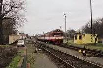 Heute nur noch ganz selten zu sehen eine komplette rot beige Waggon-Garnitur.
750 706 zu sehen als OS 9506 am 27.12.19 in Neratovice.