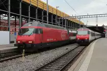 Eine der Schönsten Loks der SBB ist die Re460.
Am 27.10.2017 wartet Re460 046 mit dem EC8 auf die Abfahrt Richtung Hamburg wärend der RE2366 geschoben von Re460 115 Zürich HB in Richtung Bern verlässt.
