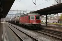 Durch den Bahnhof Schlieren fuhr am 27.10.2017 die Re620 053 mit einem Kesselwagenzug in Richtung Zürich.
