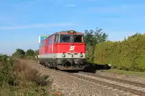 Weil am 4.10.2017 die 2143 068 als Verschubreserve St6 in Siebenbrunn-Leopoldsdorf untauglich wurde, wurde die 2143 030 als SLZ18062 von Stadlau nach Siebenbrunn-Leopoldsdorf geschickt hier bei der Haltestelle Glinzendorf.