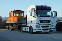 BAHNMUSEUM KERZERS-KALLNACH/BMK.
Im Jubiläumsjahr 2019 des grossen Krokodils kam es beim kleinen Krokodil aus dem Oberaargau zu wesentlichen Veränderungen. 
Die ehemalige LMB, OJB, RVO, ASm Ge 4/4 126 (Ge 4/4 56) mit Baujahr 1917 wurde am 14. Oktober 2019 in Kallnach auf einen Strassentransporter verladen und infolge Nachtfahrverbot erst am frühen Morgen des folgenden Tages zur Detska zeleznica Kosicka in der Slowakei überführt.
Infolge Auflösung des Bahnmuseums Kerzers hat dieses kleine Krokodil die Schweiz für immer verlassen.
Foto: Walter Ruetsch 