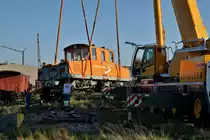 BAHNMUSEUM KERZERS-KALLNACH/BMK.
Im Jubiläumsjahr 2019 des grossen Krokodils kam es beim kleinen Krokodil aus dem Oberaargau zu wesentlichen Veränderungen. 
Die ehemalige LMB, OJB, RVO, ASm Ge 4/4 126 (Ge 4/4 56) mit Baujahr 1917 wurde am 14. Oktober 2019 in Kallnach auf einen Strassentransporter verladen und infolge Nachtfahrverbot erst am frühen Morgen des folgenden Tages zur Detska zeleznica Kosicka in der Slowakei überführt.
Infolge Auflösung des Bahnmuseums Kerzers hat dieses kleine Krokodil die Schweiz für immer verlassen.
Foto: Walter Ruetsch 