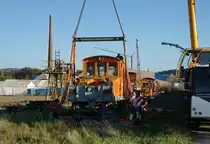 BAHNMUSEUM KERZERS-KALLNACH/BMK.
Im Jubiläumsjahr 2019 des grossen Krokodils kam es beim kleinen Krokodil aus dem Oberaargau zu wesentlichen Veränderungen. 
Die ehemalige LMB, OJB, RVO, ASm Ge 4/4 126 (Ge 4/4 56) mit Baujahr 1917 wurde am 14. Oktober 2019 in Kallnach auf einen Strassentransporter verladen und infolge Nachtfahrverbot erst am frühen Morgen des folgenden Tages zur Detska zeleznica Kosicka in der Slowakei überführt.
Infolge Auflösung des Bahnmuseums Kerzers hat dieses kleine Krokodil die Schweiz für immer verlassen.
Foto: Walter Ruetsch 