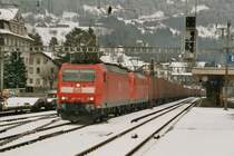 Die Br 185 120-3 und noch eine Br 185 mit einem Containerzug, am 25.1.04 in Arth-Goldau. 