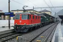 Das KROKODIL Ce 6/8 II 14253.
Eine Loklegende feierte 100 Jahre.
Am Dienstag den 31. Dezember 2019 ging das Jubiläumsjahr zu Ende.
Am 19. Oktober 2019 fand zu diesem Anlass von SBB HISTORIC eine Sonderfahrt von Erstfeld nach Bellinzona und zurück statt. Der Extrazug bestehend aus 10 historischen Reisezugwagen wurde mit den Ce 6/8 II 14253, Be 6/8 III 13302 und der Ce 6/8 III 14305 geführt. Auf dem Streckenabschnitt mit ETCS-L2 leistete die Re 420 192-7 Vorspanndienst.
Die Schlechtwetteraufnahmen entstanden in Erstfeld, Faido, Bellinzona und Airolo.
Foto: Walter Ruetsch 