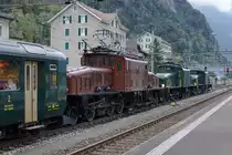 Das KROKODIL Ce 6/8 II 14253.
Eine Loklegende feierte 100 Jahre.
Am Dienstag den 31. Dezember 2019 ging das Jubiläumsjahr zu Ende.
Am 19. Oktober 2019 fand zu diesem Anlass von SBB HISTORIC eine Sonderfahrt von Erstfeld nach Bellinzona und zurück statt. Der Extrazug bestehend aus 10 historischen Reisezugwagen wurde mit den Ce 6/8 II 14253, Be 6/8 III 13302 und der Ce 6/8 III 14305 geführt. Auf dem Streckenabschnitt mit ETCS-L2 leistete die Re 420 192-7 Vorspanndienst.
Die Schlechtwetteraufnahmen entstanden in Erstfeld, Faido, Bellinzona und Airolo.
Foto: Walter Ruetsch 