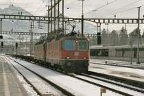 Die Re 4/4 11134 und eine Re 6/6, mit einem leeren G�terzug, am 25.1.04 bei der Durchfahrt beim Bahnhof Arth-Goldau