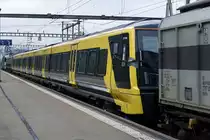 RailAdventure/RADVE.
Die Re 620 003 mit einem der 52 Metro-Zügen für Liverpool (UK) Merseyrail no. 003 vom Stadler Werk Altenrhein, unterwegs nach Basel Badischer Bahnhof, anlässlich der Bahnhofsdurchfahrt Eglisau vom 3. Januar 2020.
Foto: Walter Ruetsch