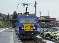 HÖFNER NARRENFAHRT 2019.
Die 42. Höfner Narrenfahrt fand am Sonntag den 6. Januar 2019 statt. Der in Samstagern bereit gestellte Sonderzug traf pünktlich am Zielort  QUASTENECK , beziehungsweise Küssnacht am Rigi ein. Seit vielen Jahren findet diese Fahrt am Dreikönigstag statt. 
Da für mich dieses Jahr Aufnahmen terminlich nicht möglich sind, stellte ich Impressionen aus dem Jahre 2019 ein. Geführt wurde der Narrenzug mit der Re 456 der Müller Gleisbau AG, ehemals SOB/RM.
Foto: Walter Ruetsch 