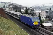 HÖFNER NARRENFAHRT 2019.
Die 42. Höfner Narrenfahrt fand am Sonntag den 6. Januar 2019 statt. Der in Samstagern bereit gestellte Sonderzug traf pünktlich am Zielort  QUASTENECK , beziehungsweise Küssnacht am Rigi ein. Seit vielen Jahren findet diese Fahrt am Dreikönigstag statt. 
Da für mich dieses Jahr Aufnahmen terminlich nicht möglich sind, stellte ich Impressionen aus dem Jahre 2019 ein. Geführt wurde der Narrenzug mit der Re 456 der Müller Gleisbau AG, ehemals SOB/RM.
Foto: Walter Ruetsch 