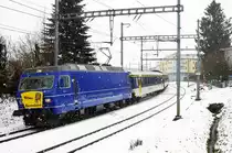 HÖFNER NARRENFAHRT 2019.
Die 42. Höfner Narrenfahrt fand am Sonntag den 6. Januar 2019 statt. Der in Samstagern bereit gestellte Sonderzug traf pünktlich am Zielort  QUASTENECK , beziehungsweise Küssnacht am Rigi ein. Seit vielen Jahren findet diese Fahrt am Dreikönigstag statt. 
Da für mich dieses Jahr Aufnahmen terminlich nicht möglich sind, stellte ich Impressionen aus dem Jahre 2019 ein. Geführt wurde der Narrenzug mit der Re 456 der Müller Gleisbau AG, ehemals SOB/RM.
Foto: Walter Ruetsch 