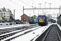 HÖFNER NARRENFAHRT 2019.
Die 42. Höfner Narrenfahrt fand am Sonntag den 6. Januar 2019 statt. Der in Samstagern bereit gestellte Sonderzug traf pünktlich am Zielort  QUASTENECK , beziehungsweise Küssnacht am Rigi ein. Seit vielen Jahren findet diese Fahrt am Dreikönigstag statt. 
Da für mich dieses Jahr Aufnahmen terminlich nicht möglich sind, stellte ich Impressionen aus dem Jahre 2019 ein. Geführt wurde der Narrenzug mit der Re 456 der Müller Gleisbau AG, ehemals SOB/RM.
Fotostandort direkt hinter dem Prellbock. Öffentlich zugänglich via Bahnübergang. 
Foto: Walter Ruetsch 