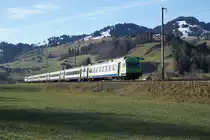 Bern-Lötschberg-Simplon-Bahn/BLS.
Simmungsbild aus dem Simmental.
RE mit der Re 420 502 bei Boltigen unterwegs am 8. Januar 2020.
Besondere Beachtung gilt dem auf der Seite Interlaken Ost eingereihten Steuerwagen.
Foto: Walter Ruetsch 