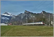 RE3471 mit 511 018 bei Maienfeld mit Gauschla 2310m, Regitzer Spitz 1135m und Schnielskopf 997m. (31.12.2019)