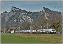 RE3472 mit 511 037 bei Maienfeld mit Regitzer Spitz 1135m und Schnielskopf 997m. (31.12.2019)
