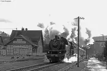EFZ-Dreikönigsdampf 2020 (04.01.20):
64 419 (DBK) als Vorspannlok und 52 7596 (EFZ) als Zuglok mit dem DPE 88715 (Tübingen Hbf - Welzheim) durch den Bahnhof Haubersbronn beim  Dampfspektakel im Schwäbischen Wald . Hier als s/w Bild, wegen zu starken Gegenlicht.