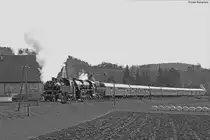 EFZ-Dreikönigsdampf 2020 (04.01.20):
64 419 (DBK) als Vorspannlok und 52 7596 (EFZ) als Zuglok mit dem DPE 88715 (Tübingen Hbf - Welzheim) kurz vor dem Bahnhof Michelau beim  Dampfspektakel im Schwäbischen Wald . Hier als s/w Bild, wegen zu starken Gegenlicht.