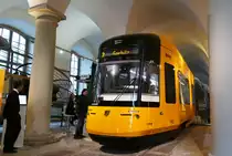 Die Dresdner Verkehrsbetriebe AG hatte eingeladen, am 8. Januar 2020 ein 1:1-Modell des neuen Stadtbahnwagens, (Mockup) zu besichtigen. Am Hintereingang des Verkehrsmuseums hatten sich schon vor 10 Uhr einige Interessierte eingefunden. Angefertigt hat das Modell eine Chemnitzer Designwerkstatt. Es ist neun Meter lang, wiegt 6 Tonnen und zeigt den Innenraum von der ersten Tür bis einschließlich der Fahrerkabine. Nachdem seitens des Bestellers alle Anforderungen abgesprochen worden sind, soll im März 2020 mit der Fertigung in Görlitz und Bautzen begonnen werden. Im Juni 2021 soll das erste der 30 bestellten Ein- (21) und Zweirichtungsfahrzeuge (9) in Dresden auf den Schienen stehen. Die Bezeichnung des Fahrzeugs lautet entsprechend der Informationsbroschüre NGT DX DD.