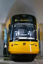 Die Dresdner Verkehrsbetriebe AG hatte eingeladen, am 8. Januar 2020 ein 1:1-Modell des neuen Stadtbahnwagens, (Mockup) zu besichtigen. Am Hintereingang des Verkehrsmuseums hatten sich schon vor 10 Uhr einige Interessierte eingefunden. Angefertigt hat das Modell eine Chemnitzer Designwerkstatt. Es ist neun Meter lang, wiegt 6 Tonnen und zeigt den Innenraum von der ersten Tür bis einschließlich der Fahrerkabine. Nachdem seitens des Bestellers alle Anforderungen abgesprochen worden sind, soll im März 2020 mit der Fertigung in Görlitz und Bautzen begonnen werden. Im Juni 2021 soll das erste der 30 bestellten Ein- (21) und Zweirichtungsfahrzeuge (9) in Dresden auf den Schienen stehen. Die Bezeichnung des Fahrzeugs lautet entsprechend der Informationsbroschüre NGT DX DD.